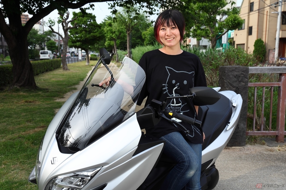 スズキの400㏄ラグジュアリービックスクーター「BURGMAN400 ABS」と筆者(先川知香)