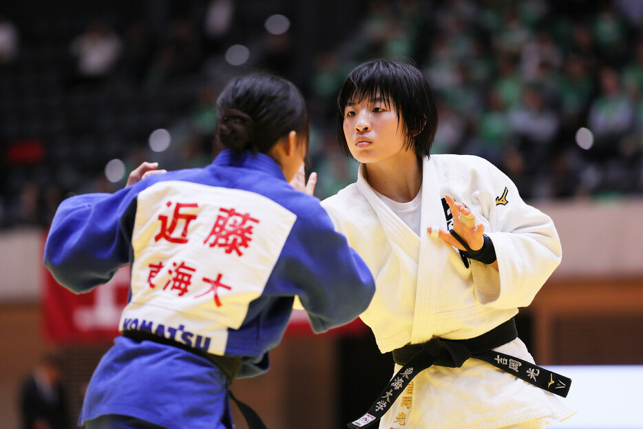 柔道の講道館杯全日本体重別選手権第１日は２日、群馬・高崎アリーナで女子７階級が行われ、４８キロ級は吉岡光（右）が昨年優勝の近藤美月を破って優勝した。