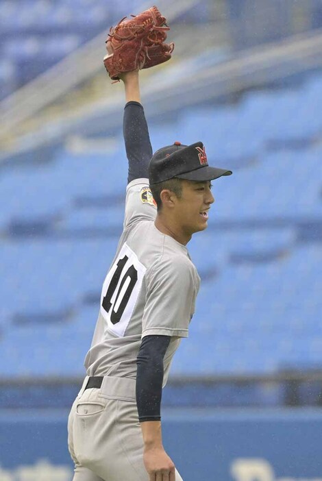 【横浜―明徳義塾】２安打完封勝利を喜ぶ横浜・織田＝神宮