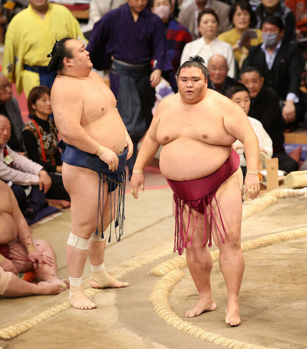 大相撲九州場所　10日目　押し出しで宝富士を破る御嶽海（右）（撮影・梅根麻紀）