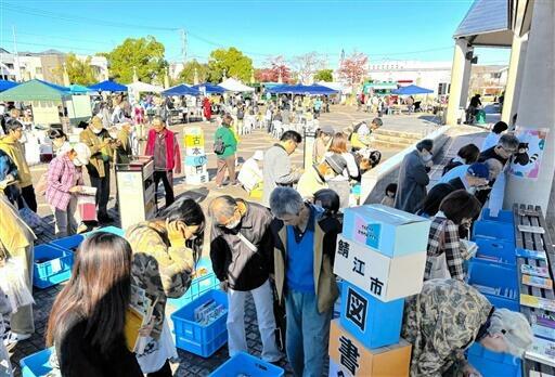 秋晴れの下、にぎわった古書にスポットを当てたフェス=11月9日、福井県鯖江市文化の館前交流広場