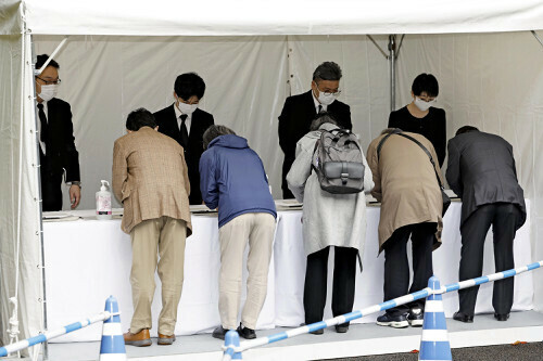 亡くなられた三笠宮妃百合子さまを悼み、記帳する人たち（１６日、東京都港区の赤坂御用地で）＝代表撮影