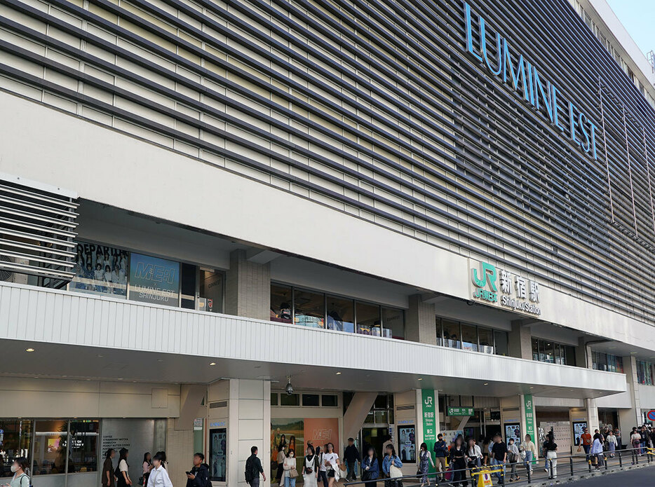 こちらは新宿駅の駅ビル「LUMINE EST」。こちらでも緑色のステッカーが貼られているので、JRE POINTを貯めることが可能です（筆者撮影）