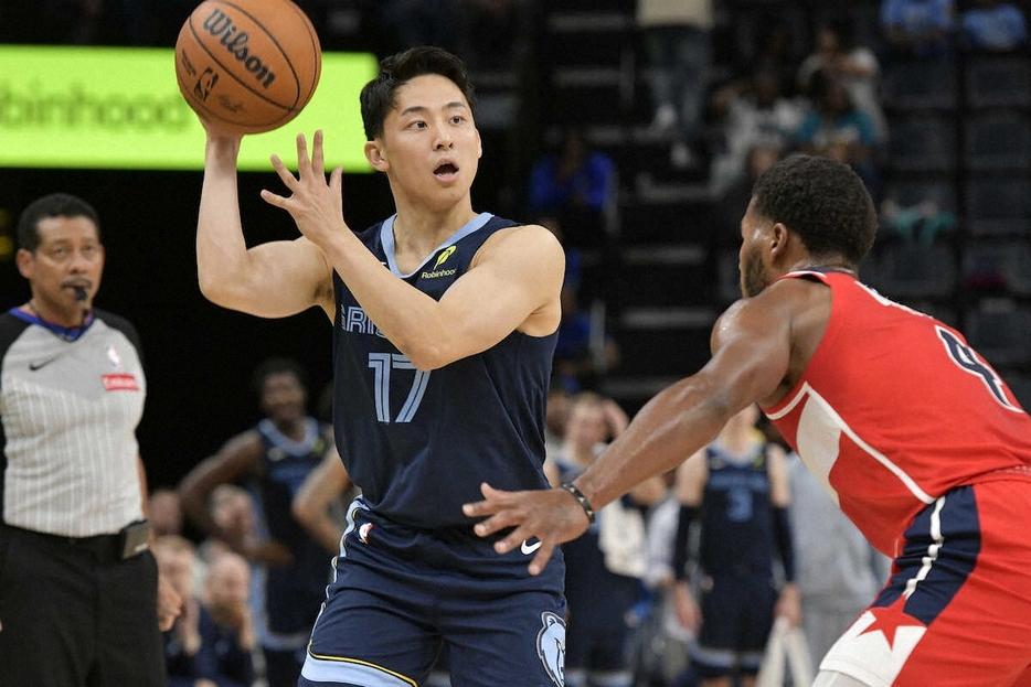 NBA初FGとなる3Pシュートを決めたグリズリーズ・河村勇輝（AP）