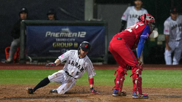 栗原陵矢選手の犠牲フライで決勝のホームを踏んだ五十幡亮汰選手(写真：日刊スポーツ/アフロ)