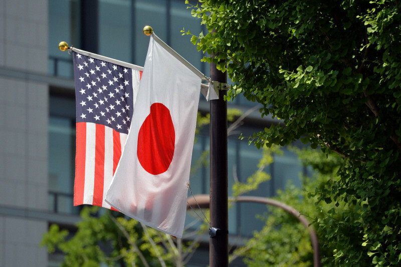 日本と米国の国旗＝東京都千代田区で、武市公孝撮影