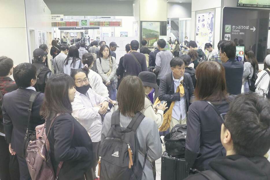 大雨の影響で山陽新幹線の広島－博多駅間が一時運転見合わせとなり、運行再開を待つ人たちで混雑するJR新山口駅＝2日午前11時20分ごろ、山口市小郡令和