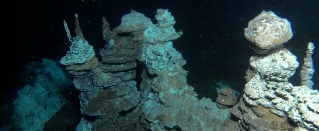 熱水噴出孔。深度2500mという太陽光がまったく届かない暗黒の世界でも、生態系が維持されていた　photo by NASA