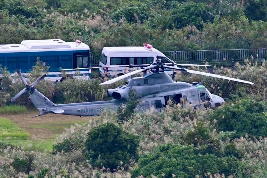 牧草地に不時着した米軍のUH-1ヘリ＝15日午前9時3分、国頭村宜名真（ジャン松元撮影）