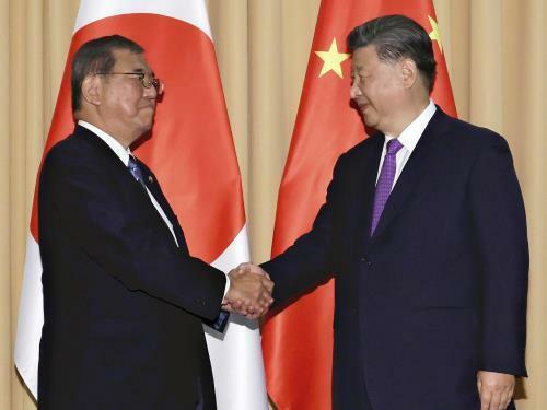 握手する石破首相（左）と習近平中国国家主席（１５日午後、ペルー・リマで）＝川口正峰撮影