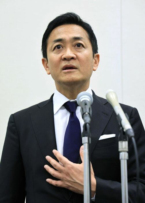 緊急記者会見で謝罪する玉木氏＝11日、国会内