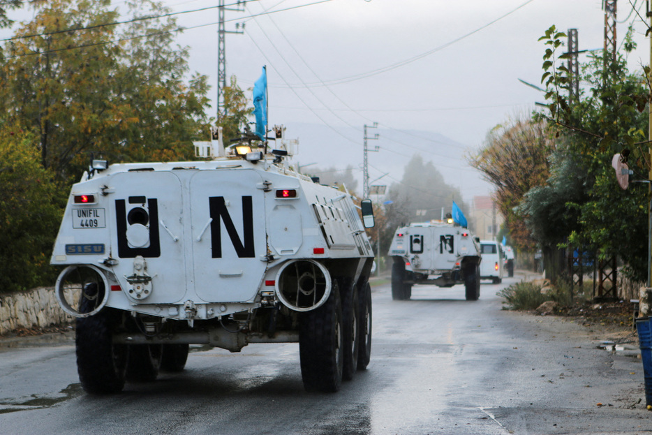 国連レバノン暫定軍（ＵＮＩＦＩＬ）報道官は１９日、アルゼンチンが同軍からの撤退を通告したと明らかにした。写真は同日、レバノン南部マルジャユーンを走行するＵＮＩＦＩＬの車両（２０２４年　ロイター/Karamallah Daher）