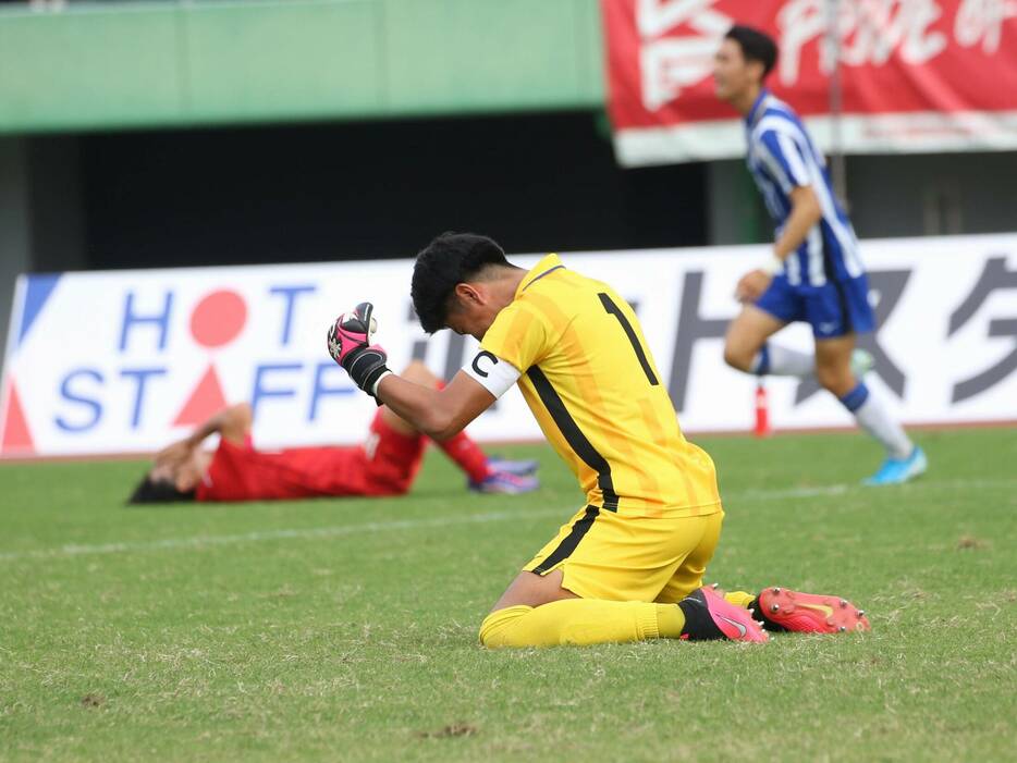 鹿児島城西高GK藤吉純誠主将(3年=筑後FC U-15出身)は夏の雪辱を果たして鹿児島制覇(Taro YOSHIDA)