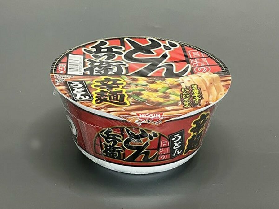 焙煎唐辛子の辛さに驚く『どん兵衛辛麺』※撮影／編集部