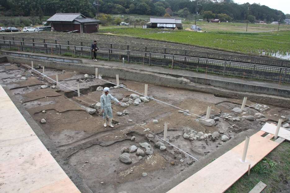 天皇関連の宮殿とみられる飛鳥宮跡最大の建物跡（ポールは柱のあった位置）＝27日、奈良県明日香村