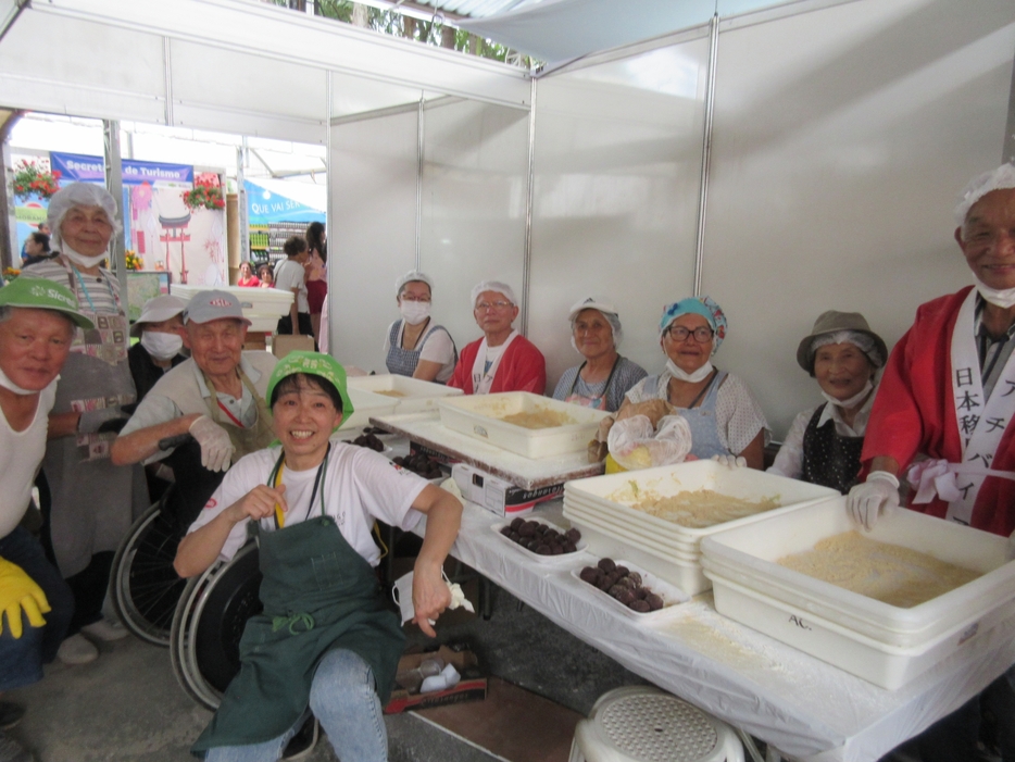 アチバイア花と苺祭りでお餅作りをする森岡弘子さん（中央手前）