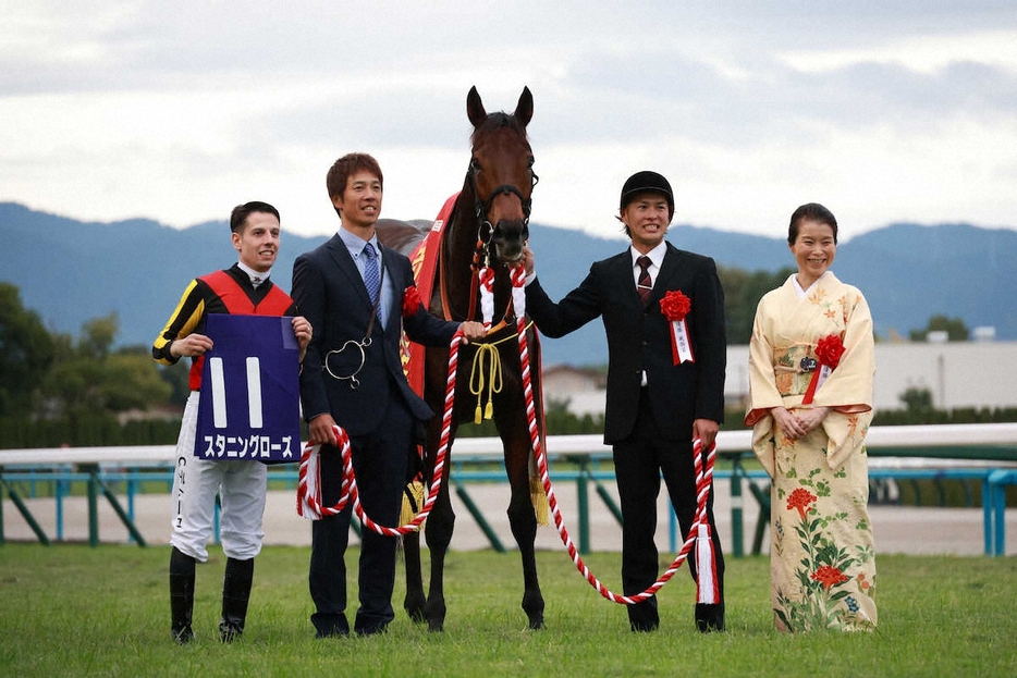 ＜京都11R・エリザベス女王杯＞口取りに納まるスタニングローズとC・デムーロ騎手（左端）ら関係者（撮影・中辻　颯太）