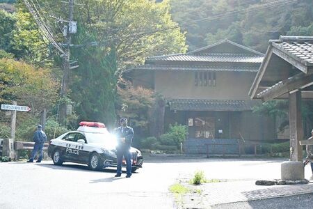 火災が起きた元旅館「都荘」の建物（奥）＝唐津市相知町伊岐佐