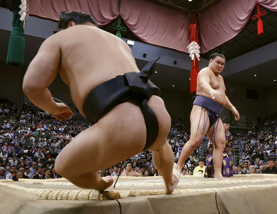 若元春（手前）を押し出しで下した豊昇龍＝福岡国際センター