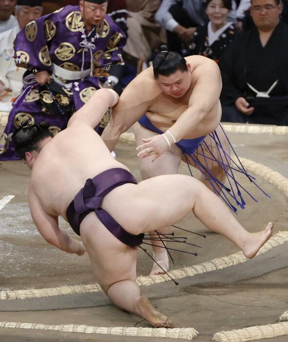 大の里（奥）が押し倒しで王鵬を下す＝福岡国際センター