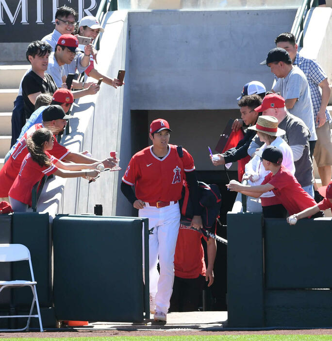 試合に備えて球場入りするエンゼルス大谷（2020年3月撮影）