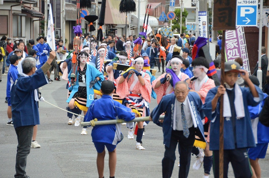 威勢良く練り歩く大行司（厚狭駅前商店街で）