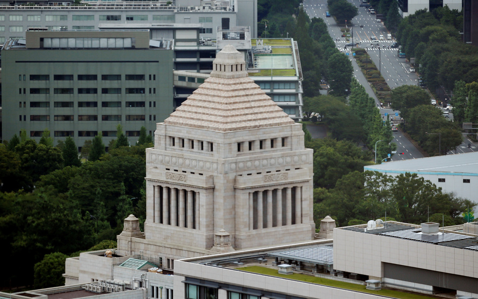 　１１月１日、国民民主と立憲民主両党の幹事長・国対委員長が１日に国会内で会談した。写真は国会議事堂。都内で２０１６年７月撮影（２０２４　ロイター／Toru Hanai）