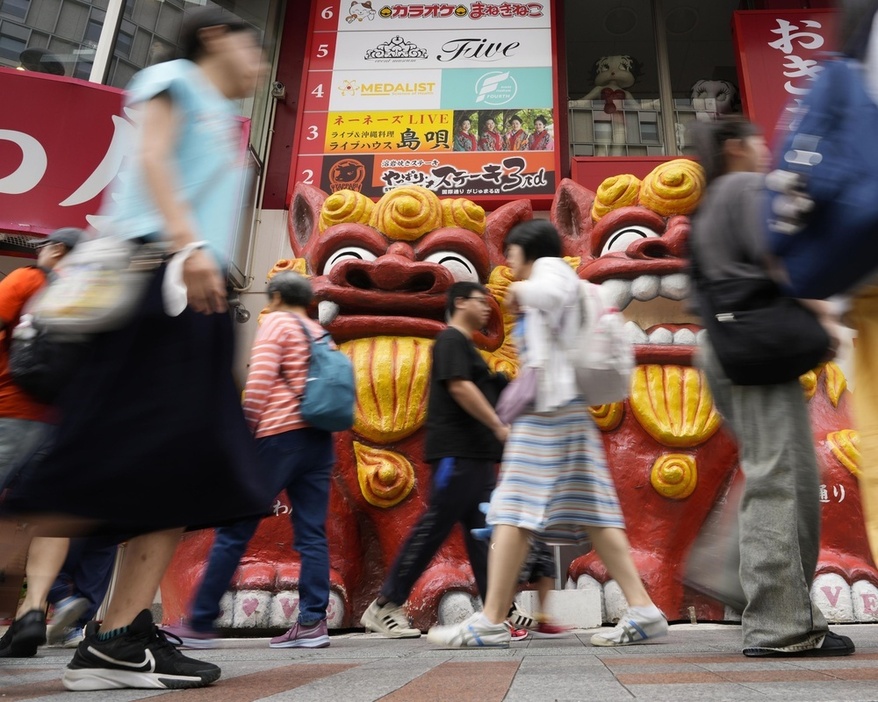 観光客らが行き交う那覇市中心部の国際通り＝2024年6月