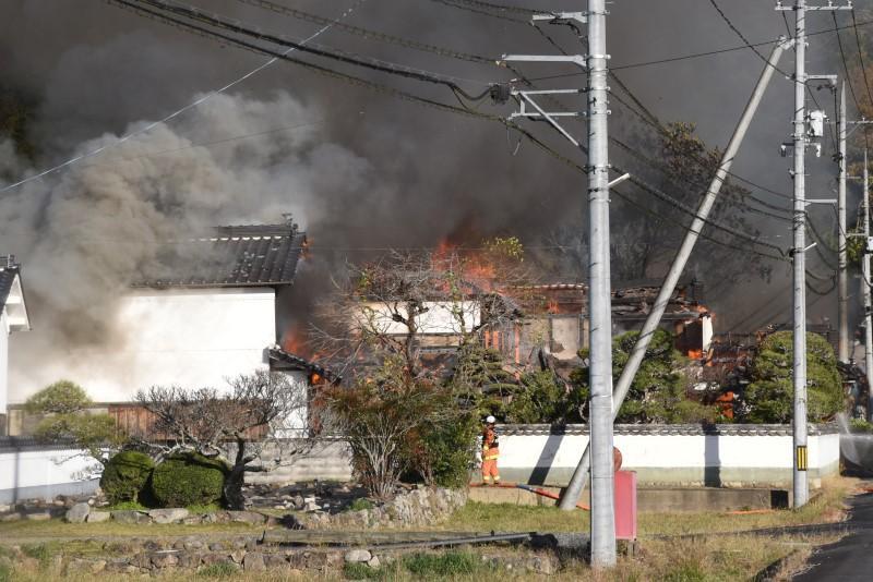 炎と煙に包まれる民家＝28日午後2時58分、美作市巨勢