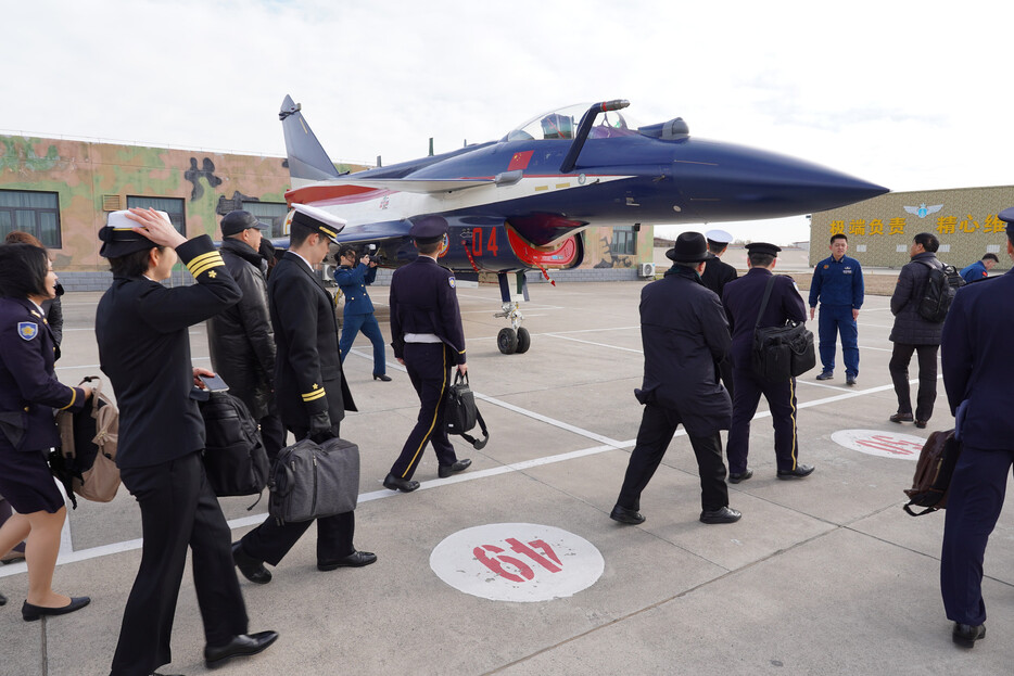 自衛隊中堅幹部の訪中団が２８日、天津市にある中国空軍の施設を視察した。日中制服組の交流事業で、自衛隊の佐官級１３人が２６日に中国入りした＝笹川平和財団提供