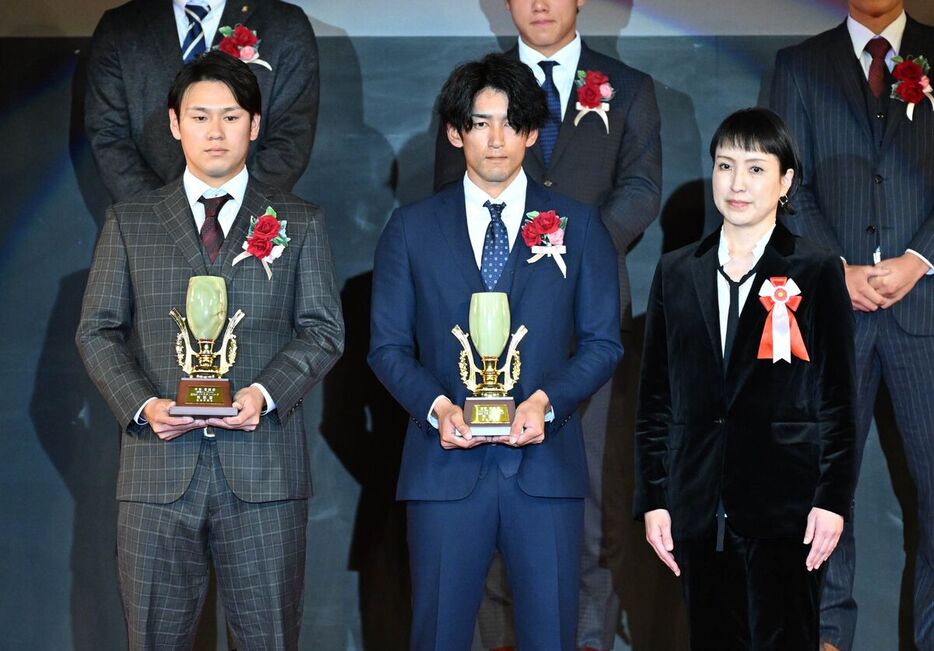 くふうハヤテ・増田将馬とともに報知新聞社賞を受賞した巨人・伊藤優輔（左、右は柳田寧子編集局次長兼運動第一部長＝カメラ・竹松　明季）