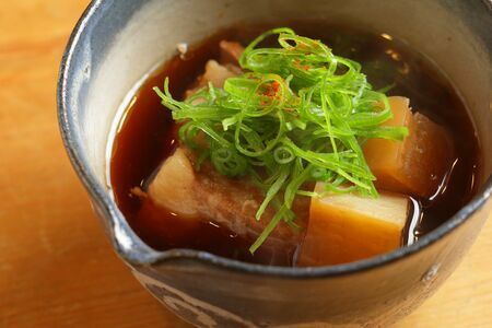 錦市場からも近い繁華な街中に現れる居心地のいい飲み屋、祇園の割烹で磨いた主人が作る丁寧な和食とお酒で癒される