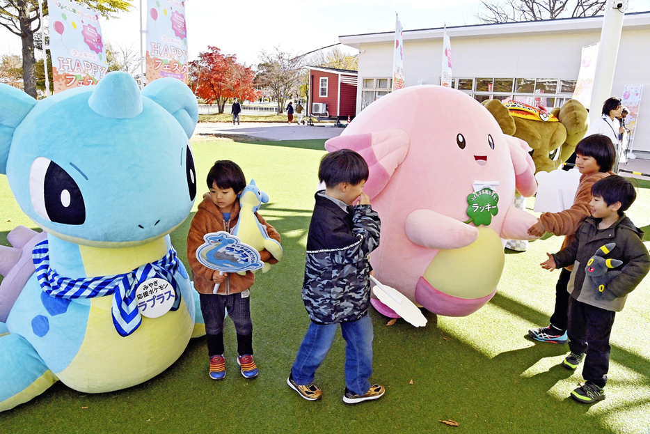 「推しポケモン」と触れ合う子どもたち＝23日午前、郡山市・開成山公園