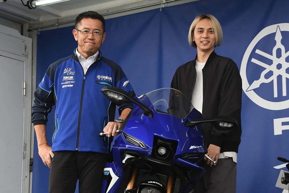 開発者責任者の津谷晃司さん（左）と開発者の兎田潤一さんはYZF-R7では商品企画を担当した。