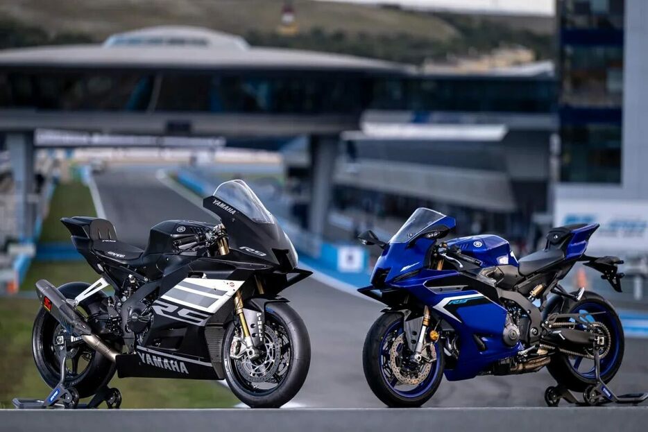 ヘレスサーキットで公開されたレーサーのYZF-R9（左）。リアサスペンションはオーリンズに換装されている。