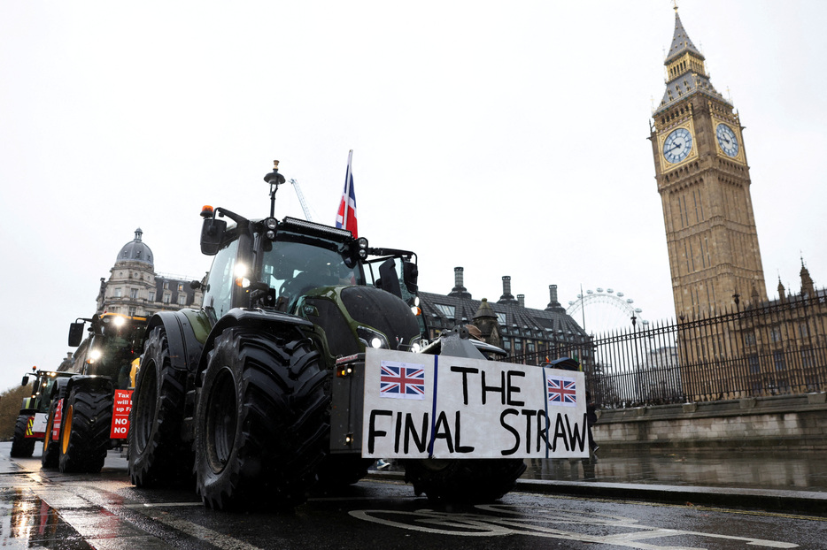 英国議会周辺で１９日、スターマー政権が打ち出した「トラクター税」と呼ばれる農地の相続税増税計画の廃止を求める農業従事者の大規模な抗議活動を行われた。写真は１１月１９日、ロンドンで撮影（２０２４年　ロイター/Hollie Adams）