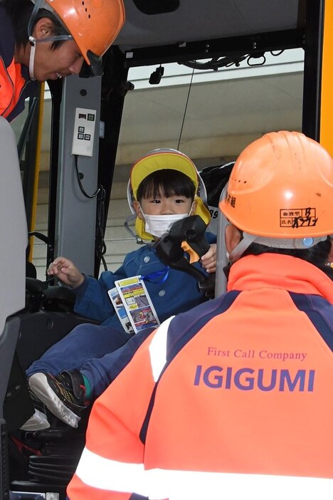 除雪機の運転席に座ってご満悦の園児＝２６日、湯梨浜町園の湯梨浜スノーステーション