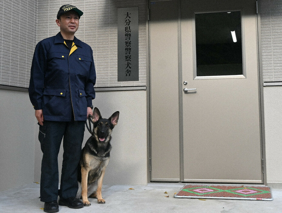 直轄警察犬のアロー号と育成を担当する三重野剛是巡査長＝大分市高江西２で２０２４年１１月１８日午後２時４７分、山口泰輝撮影