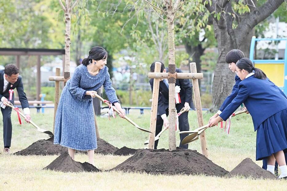 笑顔で植樹する佳子さま＝川崎市川崎区の富士見公園（立石　祐志写す）