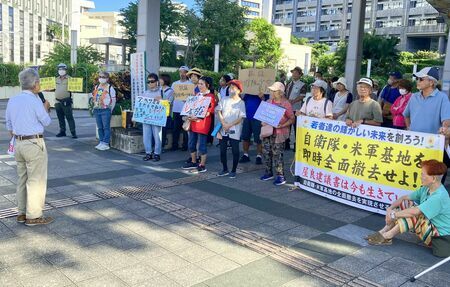 海上自衛隊の隊員が逮捕されたことに抗議の声を上げる集会参加者＝３日、那覇市の県民広場