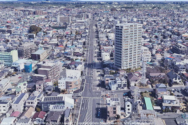 拡幅工事中の日の出通り。工事の進展により車線切り替えが行われる（画像：Google Earth）。