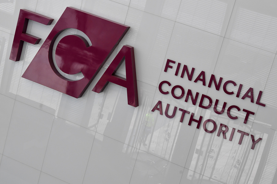 　１１月５日、英金融行動監視機構（ＦＣＡ）は、債券とデリバティブ市場の投資家による情報アクセスを向上させるとともに、投資調査の支払いを柔軟化することで企業のコストを下げる新規則案を公表した。写真はＦＣＡのロゴ。英ロンドンで２０２２年３月撮影（２０２４　ロイター／Toby Melville）