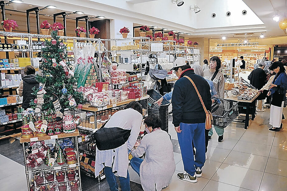 限定商品を求めてにぎわうディーン＆デルーカの特設フロア＝金沢市の香林坊大和