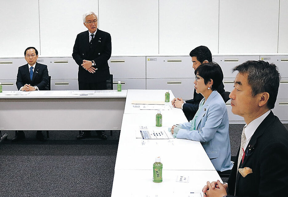 佐々木氏（右端）、西田氏（左から２人目）ら５人が出席して開かれた整備委の会合＝国会内