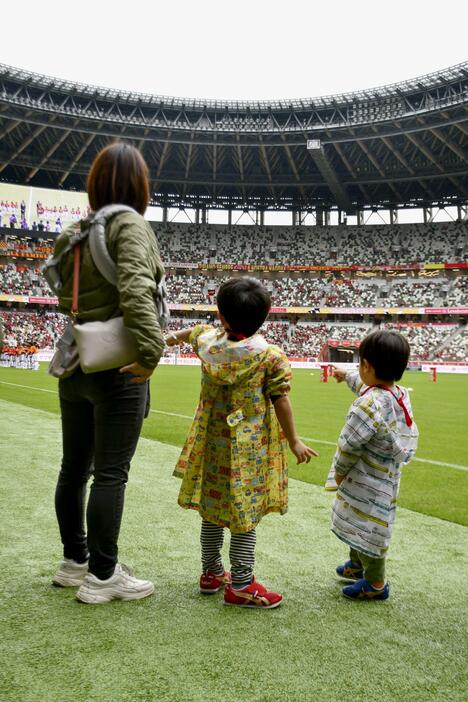 警視庁などに招待され、サッカーのYBCルヴァン・カップ決勝を前に会場を見学する子どもら＝2日午前、東京・国立競技場