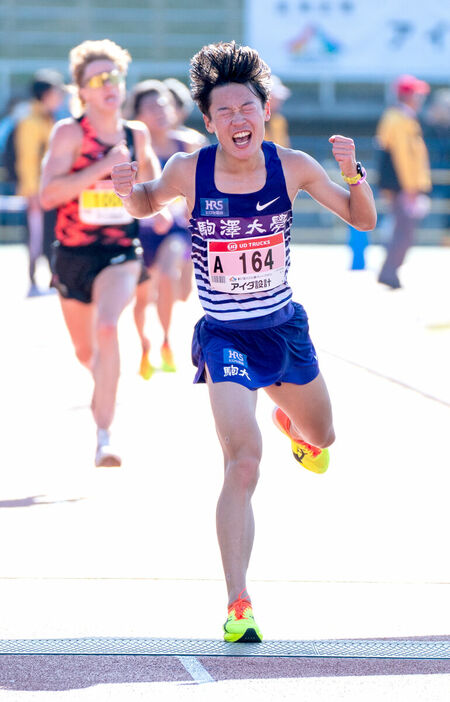 大学生男子の部で２位でフィニッシュする駒大の帰山侑大