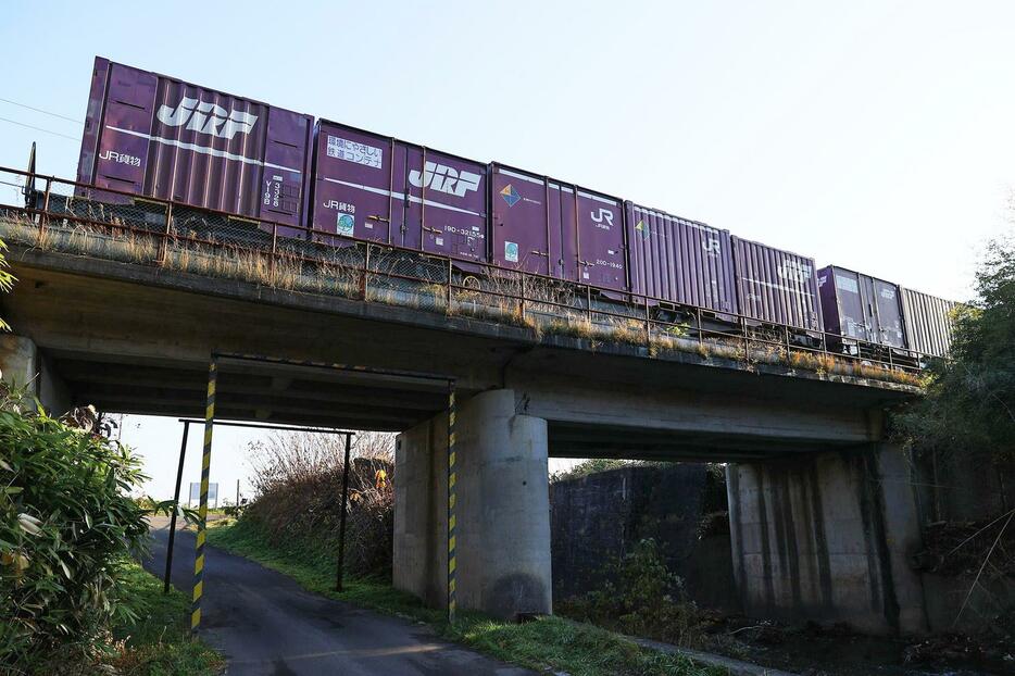 脱線し森―石倉間で立ち往生するJR貨物の貨物列車=16日午前8時5分、森町