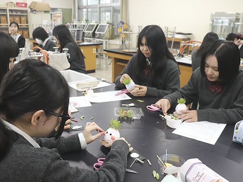 【「モスビー」を作る生徒たち＝四日市市河原田町の四日市農芸高校で】