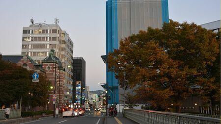 東京駅と同じく辰野金吾が手がけた岩手銀行赤レンガ館（左）と建設中のマンション（写真：筆者撮影）