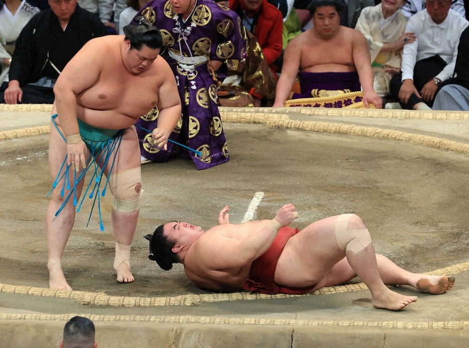 ＜大相撲九州場所13日目＞上手投げで琴桜に敗れた隆の勝（右）（撮影・岸　良祐）